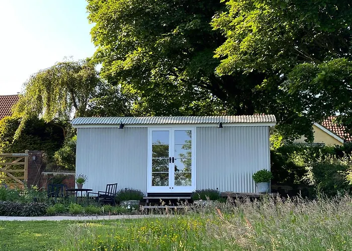 Wellsprings Farm - Self-Catering Shepherds Hut With Private Garden